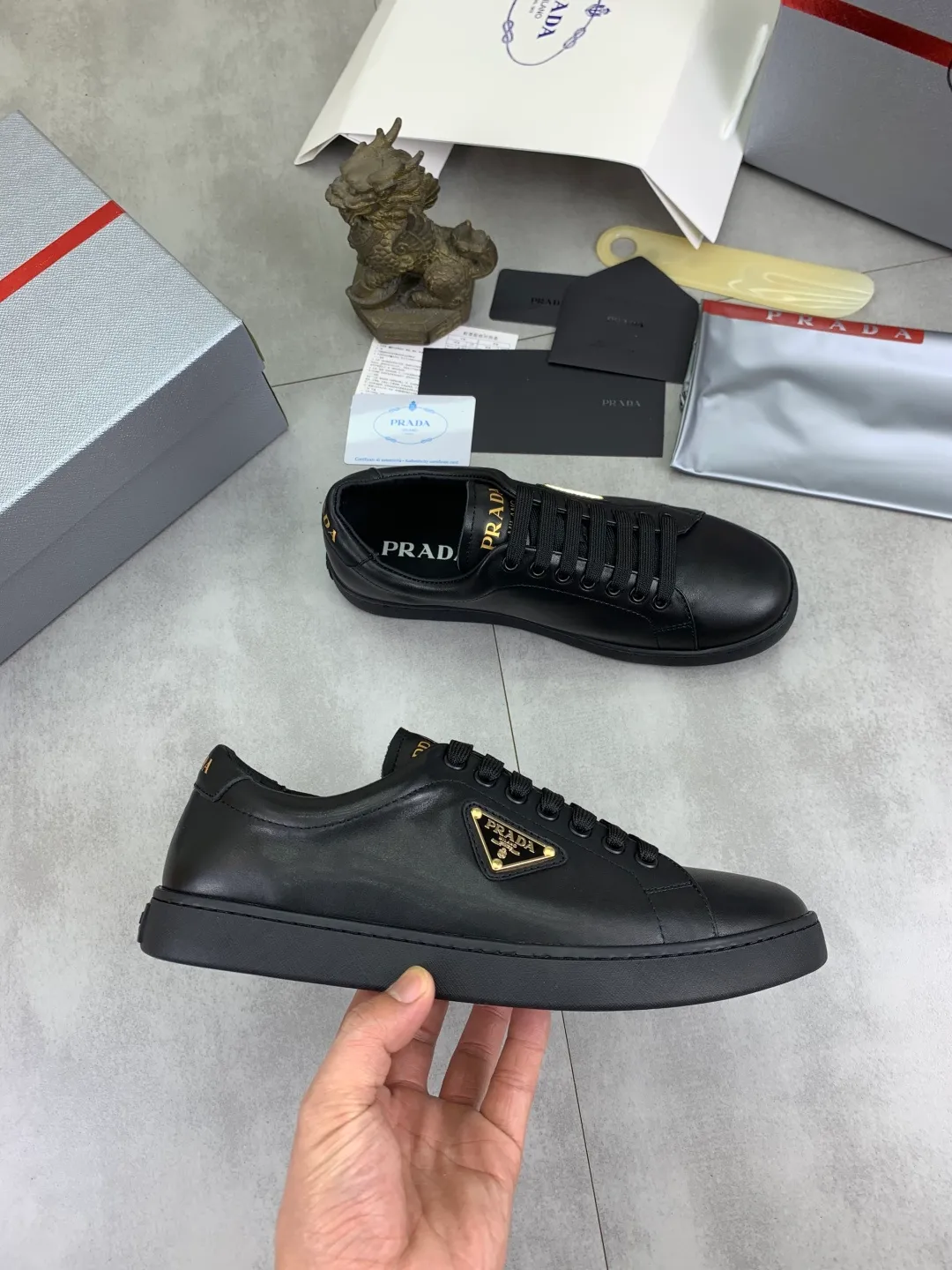 Men's shoes 💰P540💰【New model】The hot model is on the official website, 🆘 The trendy brand (Prada) mainly promotes the hot model, the avant-garde and versatile fashion men's shoes are privately modeled, the cowhide surface is spliced 1:1.. The fashion is simple, the original imported cowhide lining and the cowhide feet; the atmosphere and personality are more fashionable, eye-catching and pursuing class. It will subvert the old idea and be a must-have for fashion trendsetters with you! Must keep it for yourself! Tall and comfortable, large and low, high-end quality workmanship. Size: 38-45; 3️⃣colors available.
